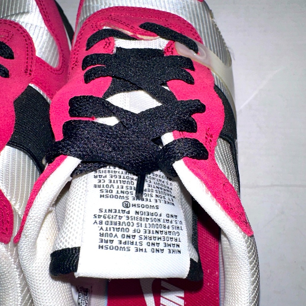 Nike Tennis Shoes. - Picture 5 of 8